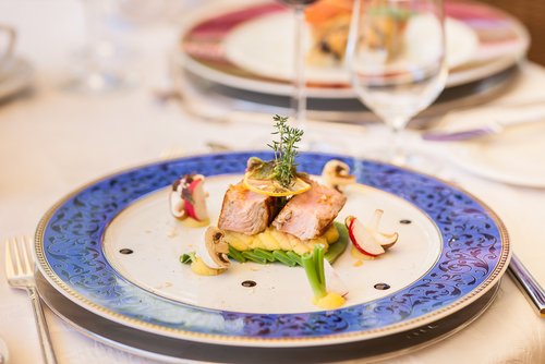 Thunfisch Gericht auf der Terrasse